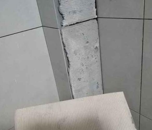 桃源瓷砖空鼓维修公司分享下厨房瓷砖脱落的补救措施。